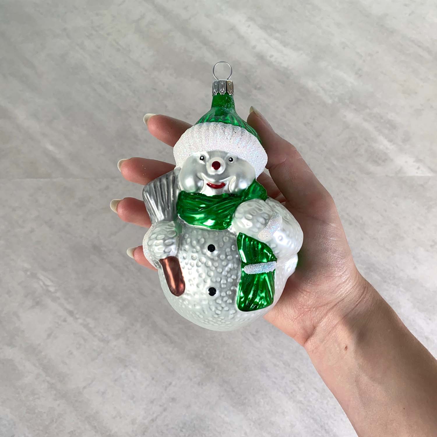 Schneemann mit Besen grün Christbaumkugel aus Glas