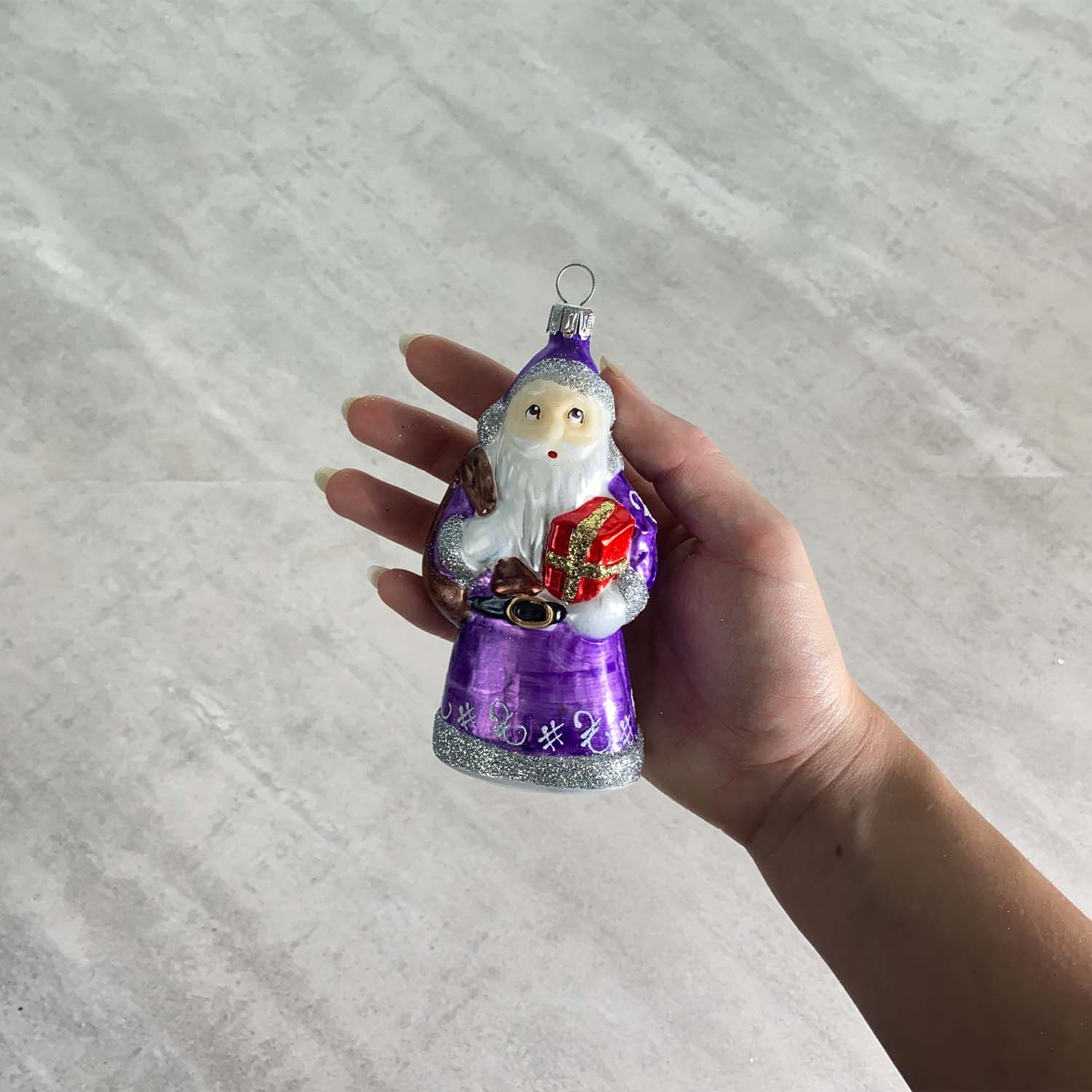 Weihnachtsmann mit Geschenk und Sack violett Christbaumkugel aus Glas