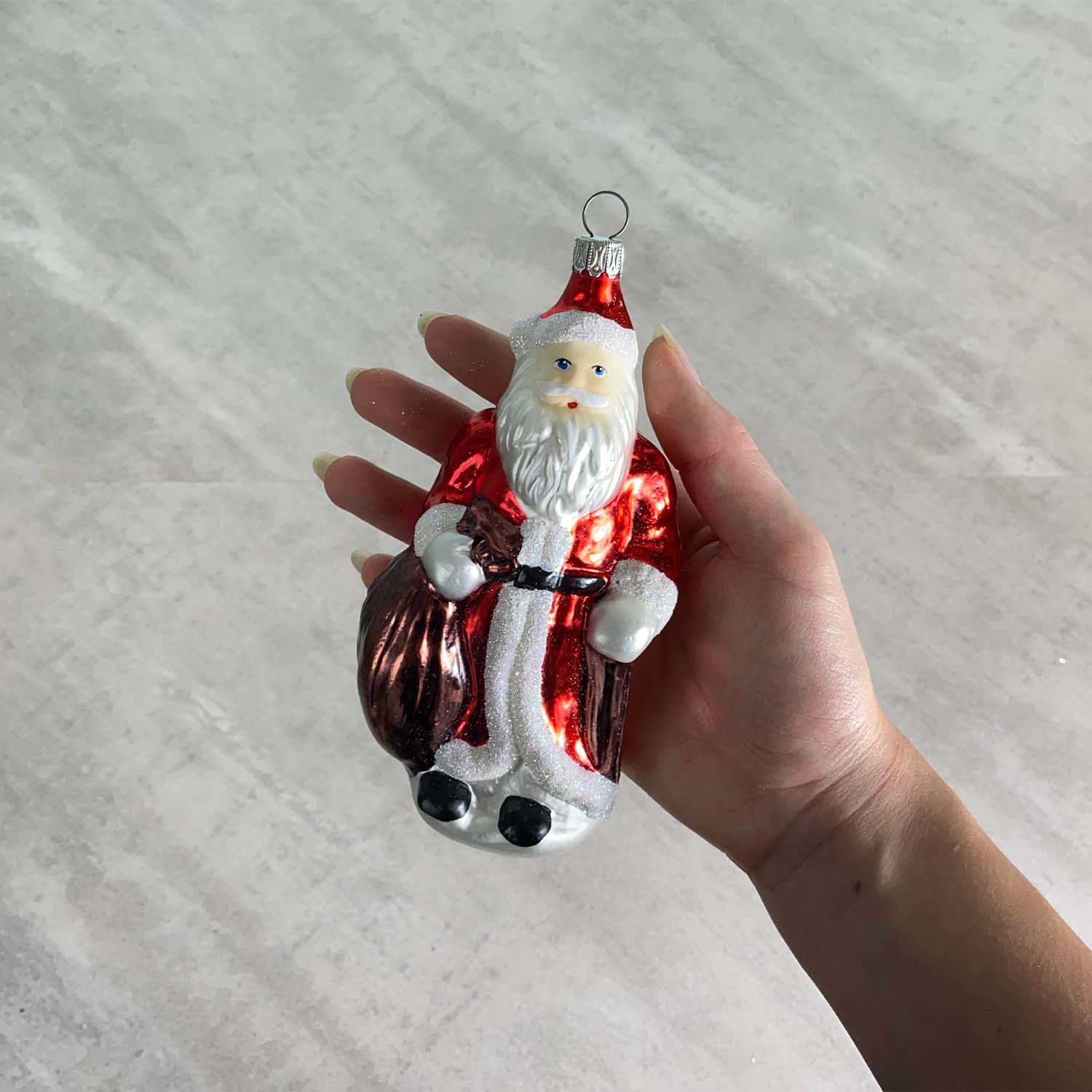 Weihnachtsmann mit Geschenkesack rot Christbaumkugel aus Glas